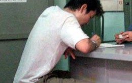 Thanh niên hoang tưởng cố thủ bằng dao