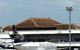 Hành khách phi thân từ máy bay