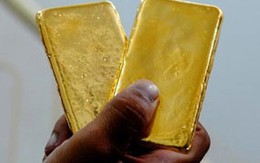 Giá vàng thế giới giảm mạnh, trong nước đứng yên
