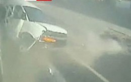 Xe tải tan xác khi lao vào đường tàu hỏa