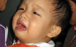 “Cháu bé 3 tuổi bị bố dượng đánh nhập viện”: Nạn nhân hoảng loạn, hung thủ vô can(?)