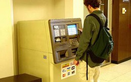 Hóa trang thành mẹ mình để ăn cắp nhà băng
