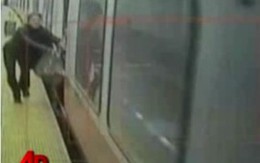 Mắc kẹt ở cánh cửa tàu điện ngầm đang chạy