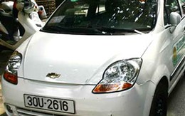 Lái xe taxi hất cảnh sát giao thông lên nắp capo