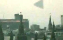 "UFO" hình kim tự tháp trên bầu trời điện Kremlin