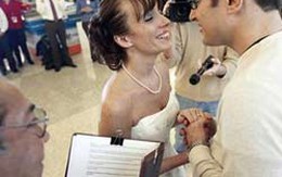 Cưới ngay tại sân bay khi vừa hạ cánh 