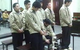Côn đồ ra quán bia múa kiếm, chém người