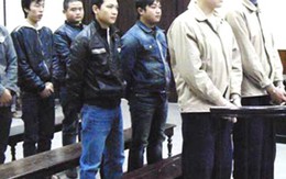 Nợ tiền, mang... dao đi trả