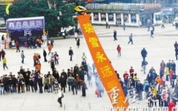 Màn cầu hôn lãng mạn bằng... máy bay lên thẳng