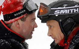 Putin và Medvedev cưỡi xe máy trượt tuyết