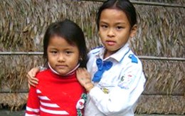 Ký ức kinh hoàng của 2 bé gái bị bố tẩm xăng đốt