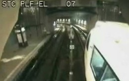 Sống sót kỳ diệu dù bị tàu băng qua người