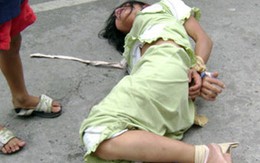 Một phụ nữ bị người nhà đày đọa giữa đường