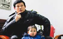 Chàng trai 22 tuổi trong hình hài em bé