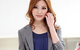 Nữ nhân viên duyên dáng nơi công sở