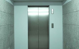 Thoát chết sau 8 ngày mắc kẹt trong thang máy