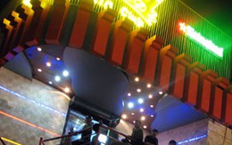 Mang súng đến sàn nhảy dọa khách VIP