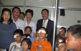Tặng quà cho 20 trẻ em bị các bệnh về mắt có hoàn cảnh khó khăn 