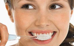 Bị bàn chải chui vào bụng vì muốn... giảm cân