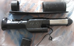 Dùng roi điện uy hiếp cướp laptop của nữ sinh