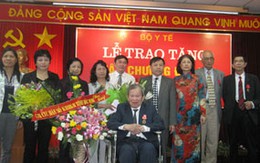 Trao Huân chương Độc lập và Huân chương Lao động cho các cán bộ ngành dân số