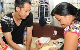 Việt Thắng và Như Thành thăm bệnh nhi ung thư