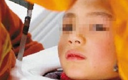 Cậu bé 5 tuổi bị kẹt cứng trong bồn cầu