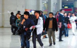 Nhờ người cõng xác bố về quê vì quá nghèo