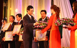 Cả nước tôn vinh những "chiến sỹ áo trắng"