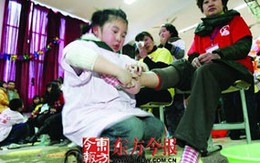 Cảm động lễ rửa chân cho mẹ