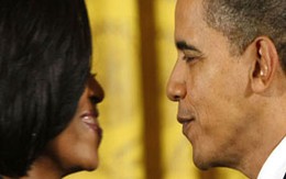 Vợ chồng Obama công khai "tán tỉnh" nhau
