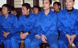 Đánh chết người, 8 "cao bồi thôn" cùng nhau bóc lịch