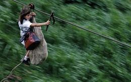 Đu dây qua vực thẳm để đến trường