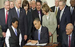 Vì sao Obama dùng 22 chiếc bút cho một chữ ký?