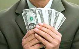 Nhân viên cuỗm tiền khách ngoại quốc