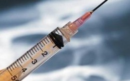 Bé trai hỏng mắt vĩnh viễn vì nghịch kim tiêm