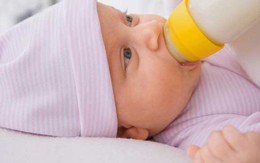 Nguy hiểm tiềm ẩn từ bình sữa cho trẻ em