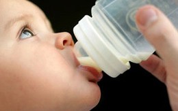 Xử lý đơn giản khi bé sặc sữa