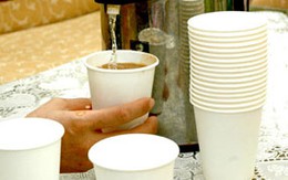 Đựng nước nóng trong cốc giấy: Nguy hiểm khôn lường
