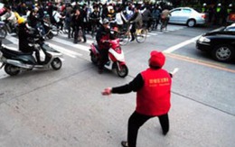 Cụ bà hơn 70 tuổi liều mạng điều khiển giao thông