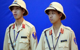 Cảnh sát giao thông Hà Nội thí điểm dùng mũ cứng