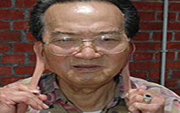 Người đàn ông có đôi tai dài và dẻo