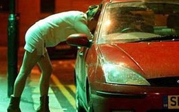 Gái bán hoa "chào hàng" nhầm cảnh sát