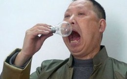Người ăn 1.500 bóng đèn suốt hơn 40 năm