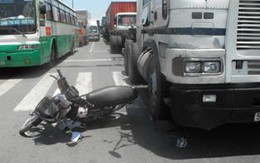 Va quẹt xe, chồng chết, vợ bị thương nặng