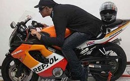 Đặt xác chết ngồi trên xe máy để mọi người tới viếng