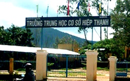 Học sinh lớp 8 đâm chết bạn trước cửa lớp
