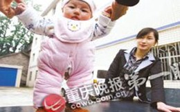 Bé 3 tháng tuổi đã lò dò biết đi