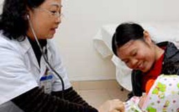 Lạm dụng xông mũi, họng dễ khiến trẻ bị điếc