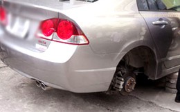 Xe Civic bị trộm vặt mất 4 "chân"